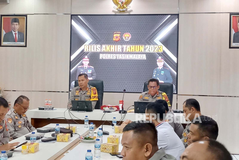 Kapolres Tasikmalaya AKBP Bayu Catur Prabowo memberikan keterangan saat konferensi pers rilis akhir tahun, Sabtu (30/12/2023). 