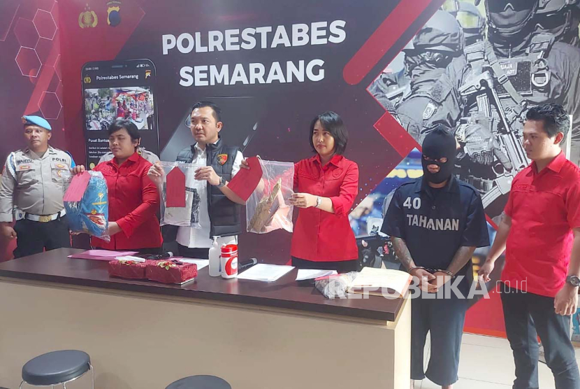 Kasatreskrim Polrestabes Semarang, AKBP Donny Lumbantoruan (tengah) menunjukkan sejumlah barang bukti di lobi Mapolrestabes Semarang, Kota Semarang, Kamis (31/8/2023).