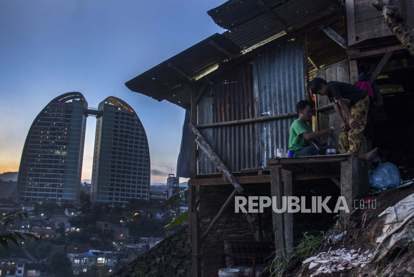 Warga beraktivitas di salah satu pemukiman kawasan Bandung, Jawa Barat (ilustrasi). Bank Dunia memperkirakan pemulihan ekonomi akibat pandemi virus corona baru terjadi dalam lima tahun ke depan.