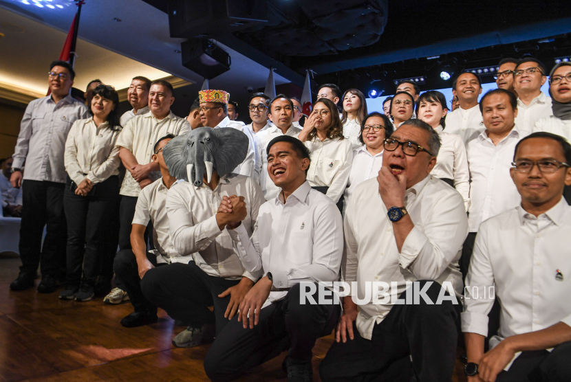 Ketua Umum DPP Partai Solidaritas Indonesia (PSI) Kaesang Pangarep (ketiga kanan) dan Ketua Harian DPP PSI Ahmad Ali (kedua kanan) berfoto bersama Pengurus DPP PSI periode 2025-2030 usai dilantik di Jakarta, Jumat (26/9/2025).