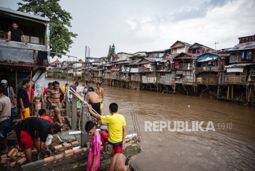 Sejumlah warga membangun sarana MCK (mandi, cuci, kakus) di bantaran Sungai Ciliwung, Manggarai, Jakarta. (ilustrasi)