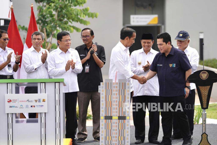 Presiden Joko Widodo (kedua kanan) dan Menteri BUMN Erick Thohir (kanan) berjabat tangan saat  meresmikan hunian milenial untuk Indonesia di Samesta Mahata Margonda, Depok, Jawa Barat, Kamis (13/4/2023).