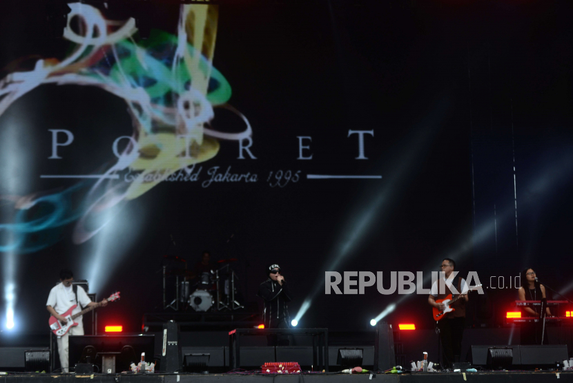 Vokalis grup musik Potret Melly Goeslaw tampil pada festival musik Soundrenaline 2022 di Ancol, Jakarta, Sabtu (26/11/2022). Potret tampil memeriahkan Soundrenaline 2022 dengan membawakan lagu andalannya berjudul Salah, I Just Wanna Say I Love You, dan Argantra. Republika/Putra M. Akbar