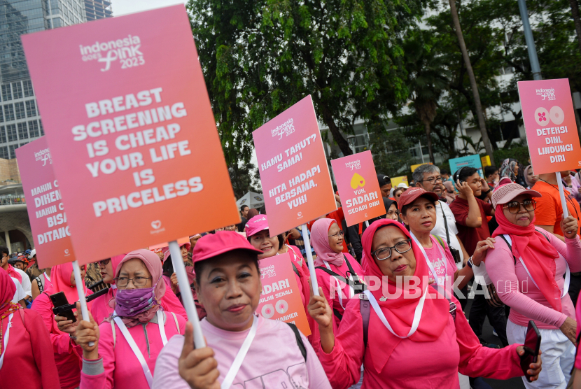 Komunitas Warriors, Survivors Kanker Payudara Lovepink menggelar parade kampanye  kanker payudara saat Hari Bebas Kendaraan Bermotor (HBKB) di kawasan Bundaran Hotel Indonesia, Jakarta, Ahad (15/10/2023). Kegiatan tersebut digelar dalam rangka memperingati Bulan Kesadaran Kanker Payudara yang diperingati setiap Oktober sebagai upaya meningkatkan kesadaran masyarakat tentang kanker payudara dan deteksi dini untuk mencegah penyakit kanker payudara.
