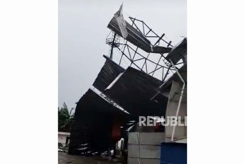 Hujan lebat disertai angin kencang di Kota Depok, Jawa Barat pada Sabtu (18/11/2023) sekitar pukul 17.00 WIB mengakibatkan Stadion Merpati di Kecamatan Pancoran Mas rusak berat. 