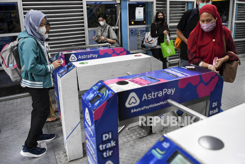 Calon penumpang memindai kartu uang elektronik di Halte Harmoni Transjakarta (ilustrasi).