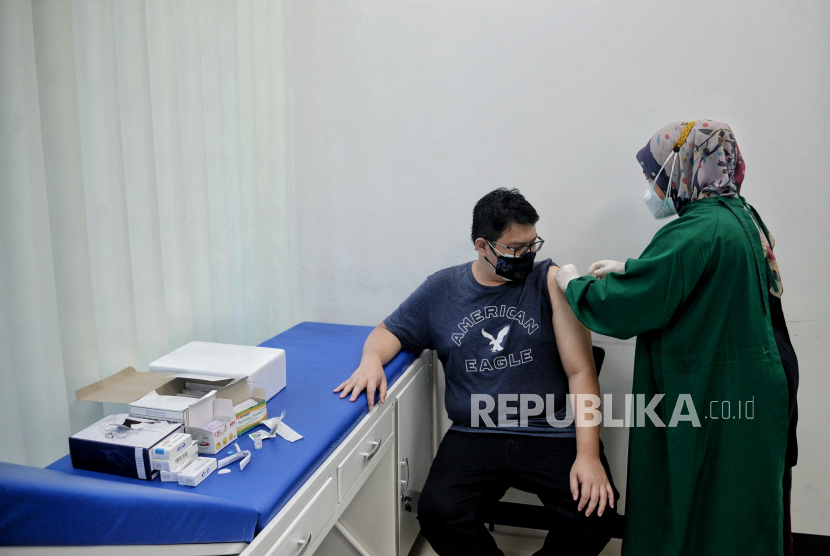 Tenaga kesehatan menyuntikan vaksin booster (ilustrasi). Dinas Kesehatan Kabupaten Garut, Jawa Barat, mencatat terdapat sekitar 100 tenaga kesehatan (nakes) terpapar Covid-19 di daerah itu sejak awal 2022. 
