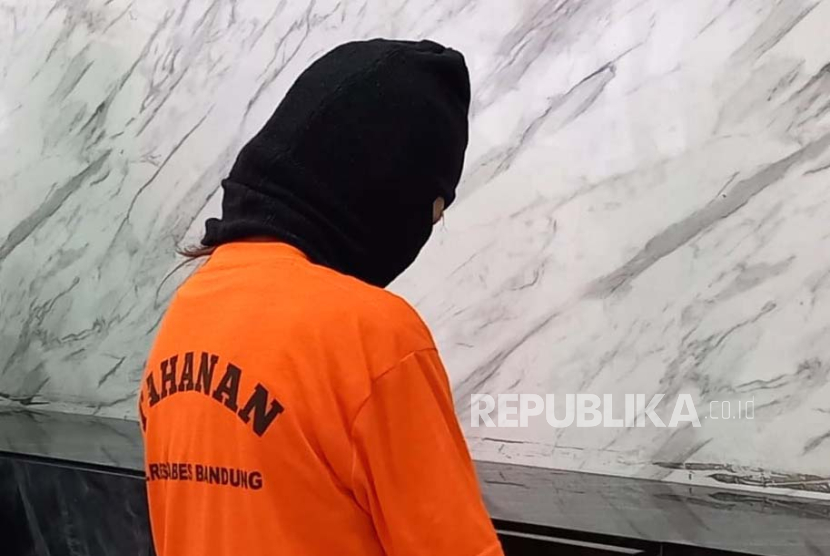 AF (21 tahun) asisten rumah tangga diperlihatkan di Mapolrestabes Bandung karena menculik anak majikan dan meminta tebusan Rp 50 juta, Rabu (13/12/2023). 
