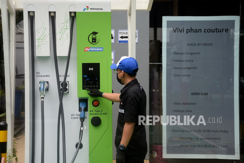 Petugas membatu mengisi daya mobil listrik di SPBU Green Energy Station Fatmawati, Jakarta, Rabu (1/9). Sejak Februari hingga Oktober, setidaknya tercatat ada lebih dari 1.500 pengisian mobil listrik dengan total daya mencapai lebih dari 45 ribu kWh di SPBU GES.