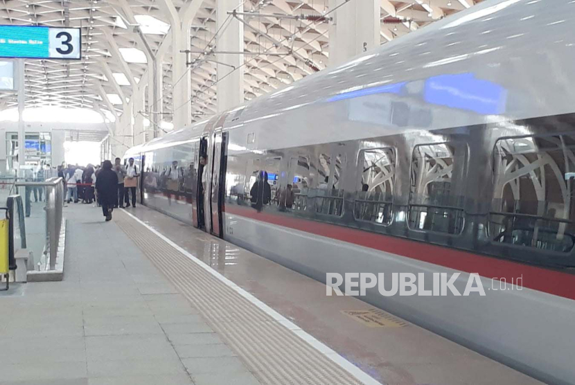 Kereta Cepat Jakarta Bandung (KCJB) yang dinaiki Presiden Jokowi dari Stasiun KCJB Halim, Jakarta Timur, Rabu (13/9/2023).
