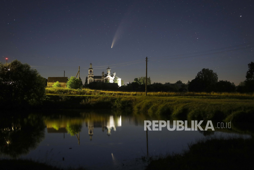  Komet Neowise atau C / 2020 F3 terlihat sebelum matahari terbit di Turet, Belarus, 110 kilometer (69 mil) barat ibukota Minsk, Selasa pagi, 14 Juli 2020.