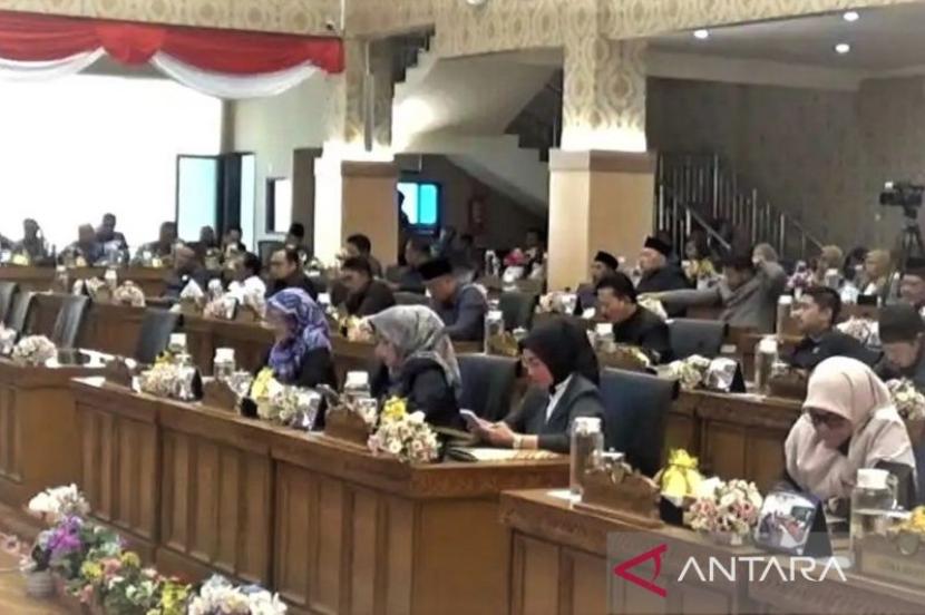 DPRD dan Pemkot Madiun sepakati 17 raperda jadi perda.