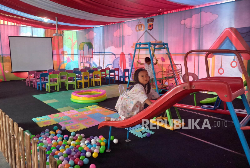 Area bermain anak di rest area Pos Terpadu Limbangan, Kabupaten Garut, Jawa Barat, Rabu (19/4/2023). 