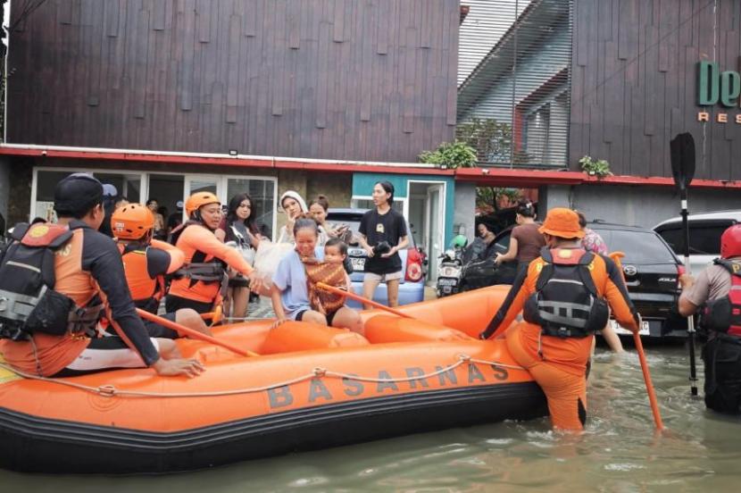 Tim SAR evakuasi 12 korban banjir di kawasan Dewi Sri Legian.