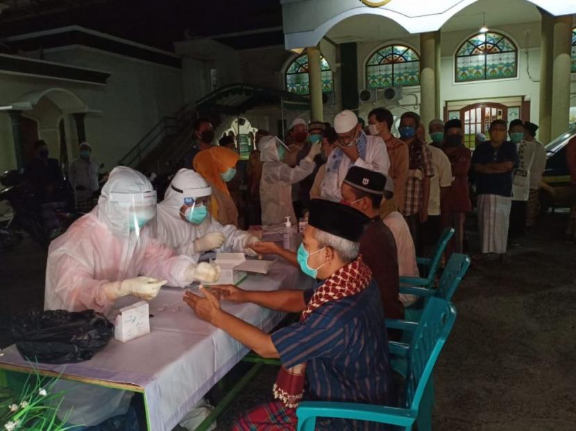 Rapid Test Bagi 123 Jemaah Tarawih di Sidoarjo, 6 Orang Positif