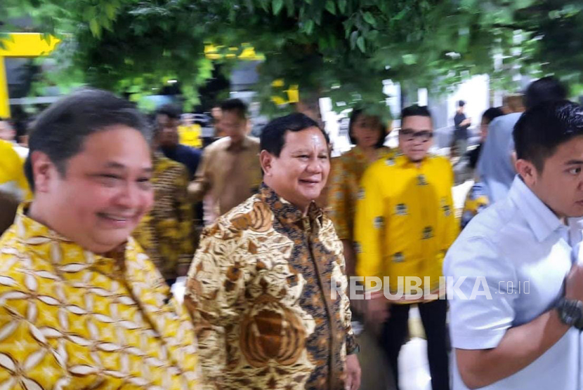 Ketua Umum Partai Gerindra Prabowo Subianto disambut Ketua Umum Partai Golkar Airlangga Hartarto di Kantor DPP Partai Golkar, Palmerah, Jakarta Barat, Kamis (14/9/2023) malam. Prabowo bersama para ketua umum partai politik yang tergabung dalam Koalisi Indonesia Maju (KIM) akan menggelar rapat di markas Golkar. 