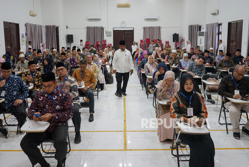 Peserta mengikuti seleksi Petugas Haji Daerah (PHD) berbasis Computer Assested Test (CAT) dengan menggunakan telepon pintar di Aula Arafah Asrama Haji Embarkasi Aceh, Banda Aceh, Aceh, Selasa (30/1/2024). Kementerian Agama melakukan penerimaan Petugas Haji Daerah (PHD) secara serentak di seluruh Indonesia, untuk mengisi kuota PHD sebanyak 1.572 orang yang tersebar di seluruh provinsi untuk menyukseskan penyelenggaraan ibadah haji 2024 M/1445 H. 