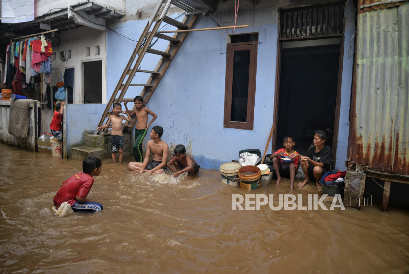 Banjir di Jakarta (ilustrasi). Sebanyak 41 warga di Kelurahan Tegal Alur, Jakarta Barat (Jakbar) masih mengungsi di Ruang Publik Terpadu Ramah Anak (RPTRA) Alur Anggrek hingga Kamis (29/2/2024) malam.