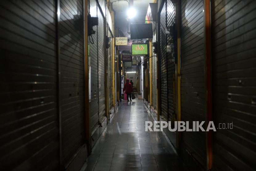 Pasar Beringharjo Mulai Sepi. Kondisi blok dua sepi pengunjung di Pasar Beringharjo, Yogyakarta, Rabu (25/3)
