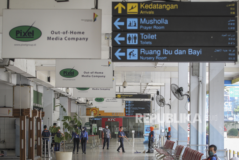 Petugas membersihkan lantai Bandara Halim Perdanakusuma di Jakarta, Rabu (26/1/2022). PT Angkasa Pura (Persero) dan pihak terkait sepakat melakukan serah terima pengelolaan lahan 21 hektare di Bandara Halim Perdanakusuma.