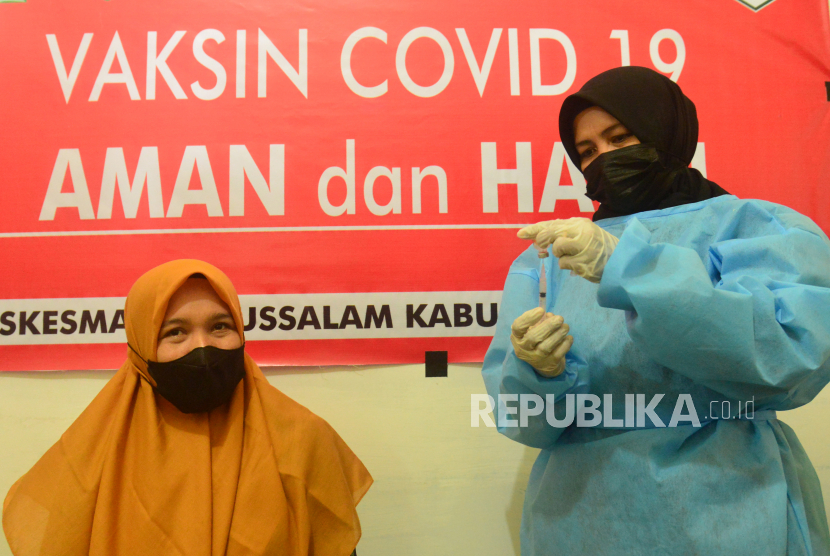 Petugas kesehatan bersiap menyuntikkan vaksin COVID-19 Sinovac kepada seorang ustadzah (guru) dan tenaga pendidik di Lembaga Pendidikan Islam Dayah Darul Ihsan, Desa Siem, Kabupaten Aceh Besar, Aceh, Kamis (1/7/2021). Gerakan vaksinasi COVID-19 massal yang menyasar ke sejumlah Lembaga Pendidikan Islam di Aceh itu dalam rangka pencegahan dan menekan angka penularan COVID-19. 