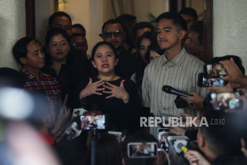 Ketua DPP PDIP Puan Maharani dan Ketua Umum PSI Kaesang Pangarep menjawab pertanyaan wartawan usai melakukan pertemuan di sebuah kafe di Menteng, Jakarta Pusat, Kamis (5/10/2023). 