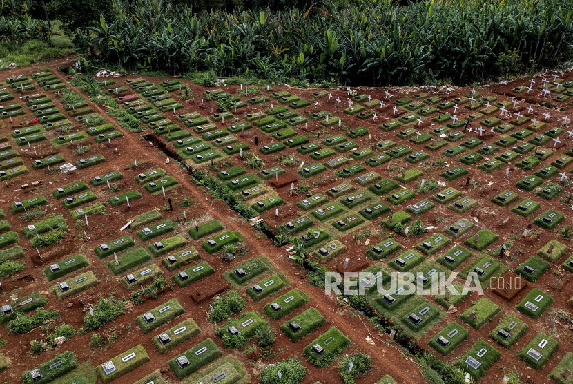 Suasana deretan makam Covid-19 di TPU Pondok Ranggon, Jakarta, Selasa (29/12). Blok makam Covid-19 di TPU Pondok Ranggon untuk jenazah muslim maupun non muslim sudah penuh dengan total 4.650 jenazah telah dimakamkan sepanjang Maret hingga 25 Desember 2020. Republika/Putra M. Akbar