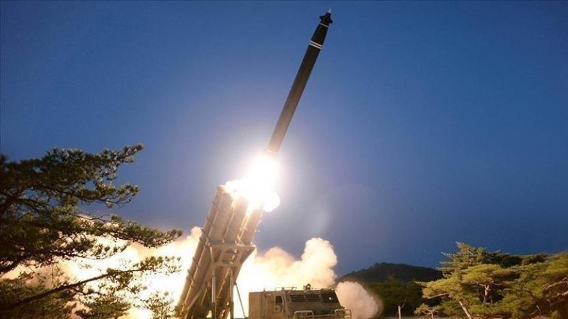 Korea Utara menembakkan dua rudal balistik jarak pendek (SRBM) ke arah Laut Timur pada Senin (27/3/2023)