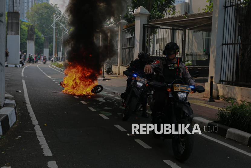 Sebuah motor terbakar saat berlangsungnya aksi demo di kawasan Gedung DPR, Jakarta, Senin (25/8/2025).