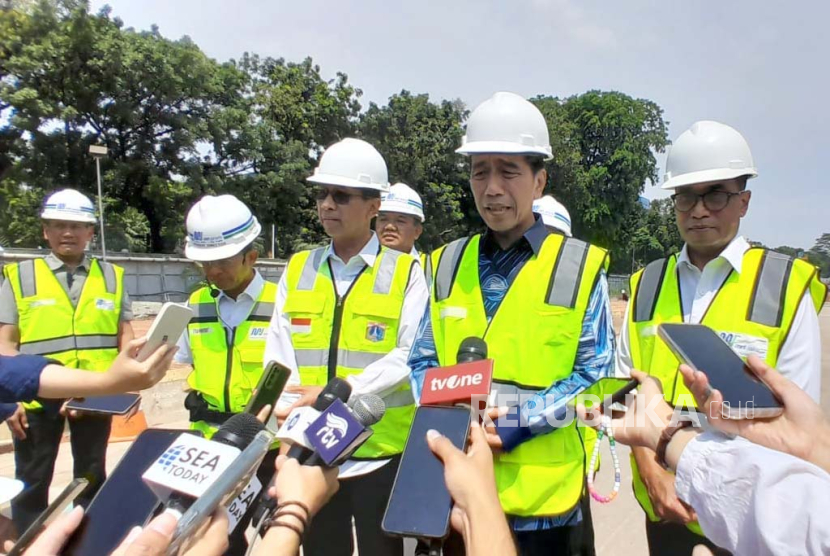 Presiden Jokowi saat meninjau proyek MRT Fase 2A rute Bundaran HI-Kota, di Stasiun Monas, Jumat (15/12/2023).
