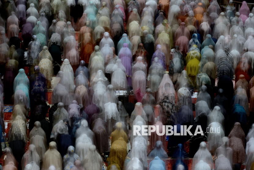Umat Islam melaksanakan Shalat Tarawih pertama di Masjid Istiqlal, Jakarta, Rabu (18/2/2026).