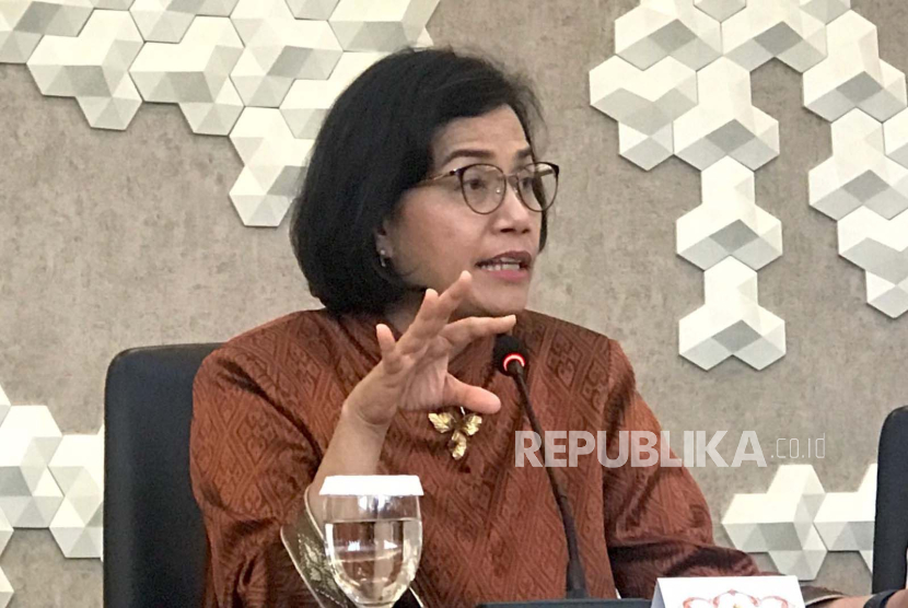 Menteri Keuangan Sri Mulyani dalam konferensi pers Devisa Hasil Ekspor (DHE) di Gedung Kemenko Ekonomi, Jumat (28/7/2023). 