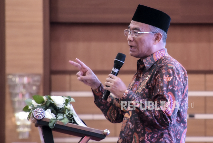 Menko PMK Muhadjir Effendy menyampaikan ceramah umum pada Sidang Pleno VII Muktamar XIV Nasyiatul Aisyiyah di Hotel Grand Asrilia, Jalan Pelajar Pejuang, Lengkong, Kota Bandung, Ahad (4/12/2022). Sidang Pleno VII pada Muktamar XIV Nasyiatul Aisyiyah tersebut beragendakan ceramah umum yang diisi oleh Menko PMK Muhadjir Effendy dengan tema Gerakan Pengurangan Stunting dan Membangun Masa Depan Indonesia. Foto: Republika/Abdan Syakura