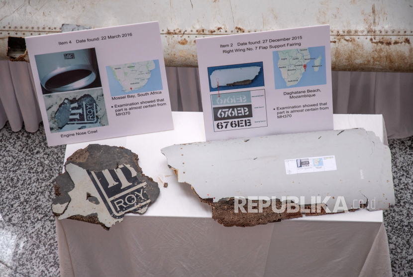 Kepingan yang diduga bagian dari pesawat Malaysia Airlines penerbangan MH370 yang hilang ditampilkan saat menghadiri acara peringatan 10 tahun hilangnya pesawat tersebut di Empire Subang, Selangor, Malaysia, Ahad (3/4/2024). Ratusan orang menghadiri acara peringatan 10 tahun hilangnya pesawat Malaysia Airlines MH370, yang membawa 12 awak dan 227 penumpang saat menempuh perjalanan dari Kuala Lumpur menuju Beijing pada 8 Maret 2014.