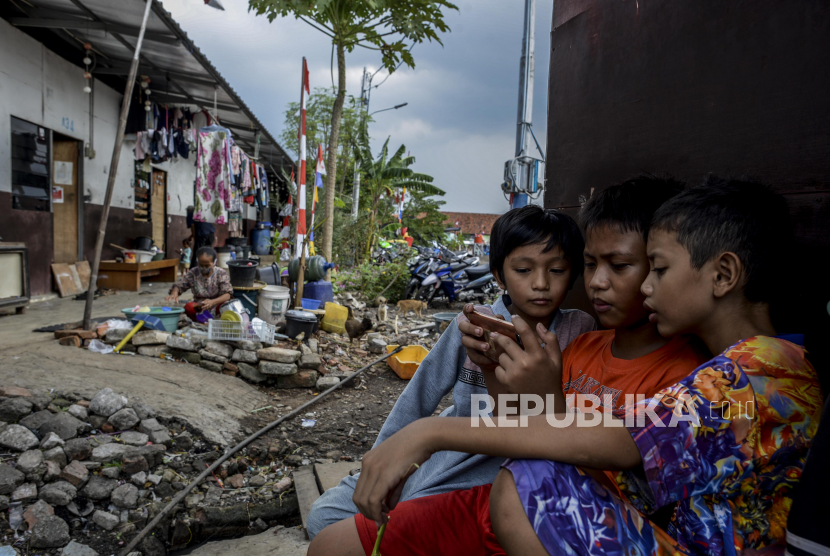 Anak-anak saat bermain di hunian sementara Kampung Akuarium, Penjaringan, Jakarta Utara yang digusur Basuki Tjahaja Purnama alias Ahok pada April 2016.