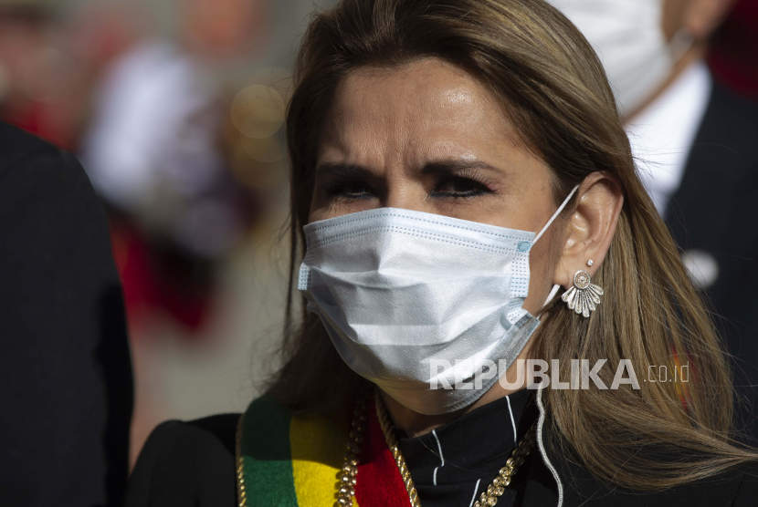 Dalam file foto 6 Agustus 2020 ini, Presiden sementara Bolivia Jeanine Anez, mengenakan topeng di tengah pandemi virus corona, menghadiri acara Hari Kemerdekaan di La Paz, Bolivia. Virus itu membuat Anez diisolasi pada bulan Juli, tetapi dia mengatakan dia merasa sehat. 