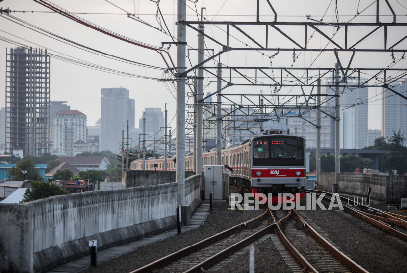 KRL melintas untuk memasuki Stasiun Manggarai di Jakarta, Senin (29/4/2024).