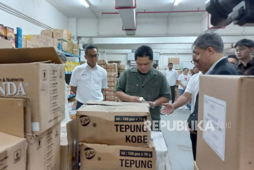 Menteri BUMN Erick Thohir mengunjungi gudang Surya Trading yang menjual produk-produk Indonesia di Mercantile Industrial, Kwai Chung, Hong Kong, Sabtu (30/6/2023).