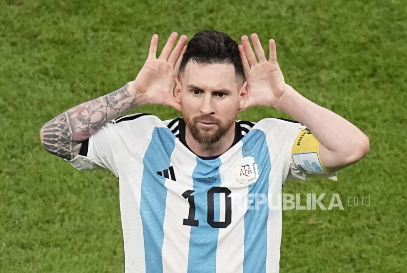 Lionel Messi dari Argentina berselebrasi setelah mencetak gol selama pertandingan sepak bola perempat final Piala Dunia 2022 antara Argentina dan Belanda di Stadion Lusail di Lusail, Qatar, Jumat, 9 Desember 2022.