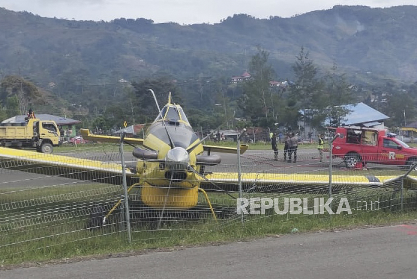 Petugas berada di dekat pesawat dengan nomor penerbangan PK-PAG yang tergelincir di Bandara Karubaga Kabupaten Tolikara, Papua, Selasa (9/6/2020). (Ilustrasi)