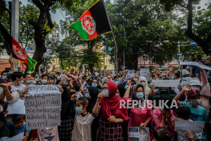 Massa dari Pencari Suaka asal Afghanistan melakukan aksi di depan kantor Komisi Tinggi PBB untuk Pengungsi (UNHCR), Kebon Sirih, Jakarta, Selasa (24/8). Dalam aksinya, massa menuntut kejelasan kepada UNHCR terakit status penempatan pencari suaka di negara ketiga. Aksi tersebut dibubarkan aparat kepolisian untuk menghindari kerumunan pada masa PPKM level 3 di Jakarta.