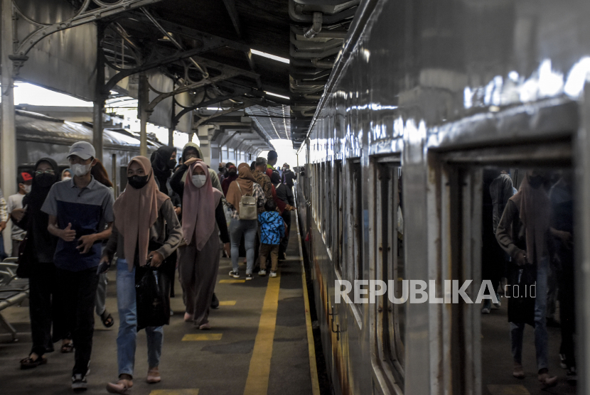 Penumpang kereta api berjalan keluar setibanya di Stasiun Bandung, Kota Bandung, Rabu (20/4/2022).