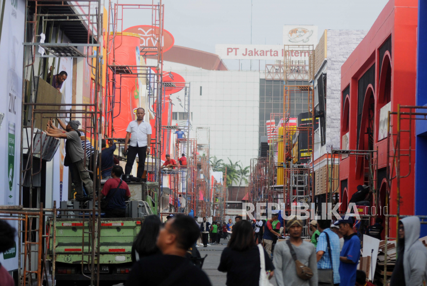 Pekerja menyelesaikan pembangunan tenant untuk acara Jakarta Fair Kemayoran di Jakarta International Expo (JIExpo) Kemayoran, Jakarta, Senin (12/6/2023). Pemerintah Provinsi DKI Jakarta akan kembali menggelar Jakarta Fair Kemayoran pada 14 Juni 2023 hingga 16 Juli 2023, dalam rangka HUT ke-496 Kota Jakarta. Acara tersebut diikuti oleh 2.500 perusahaan peserta yang terdiri dari 1.500 tenant yang memamerkan berbagai produk unggulan dengan diskon khas Jakarta Fair.