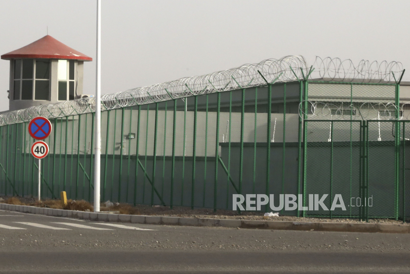 Menara penjaga dan pagar kawat berduri mengelilingi fasilitas penahanan di Kunshan Industrial Park, Artux, Xinjiang. Amerika Serikat tengah mengkaji larangan produk kapas dari Xinjiang karena laporan pelanggaran HAM