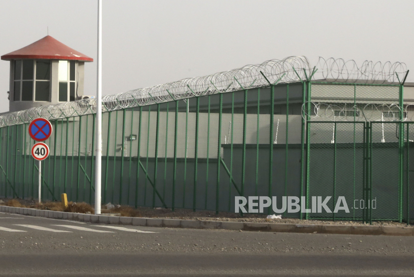 Mantan Tahanan Uighur Mengaku Dipaksa Makan Daging Babi. Foto: Menara penjaga dan pagar kawat berduri mengelilingi fasilitas penahanan di Kunshan Industrial Park, Artux, Xinjiang. Associated Press telah menemukan bahwa pemerintah Cina sedang melaksanakan program pengendalian kelahiran yang ditujukan untuk warga Uighur, Kazakh, dan minoritas Muslim lainnya di Xinjiang, bahkan ketika sebagian besar penduduk Han di negara itu didorong untuk memiliki lebih banyak anak. Langkah-langkah tersebut termasuk penahanan di penjara dan kamp, seperti fasilitas ini di Artux, sebagai hukuman karena memiliki terlalu banyak anak.(AP Photo/Ng Han Guan, File)