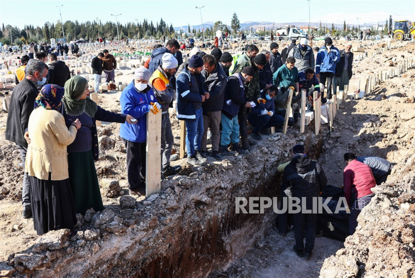  Jenazah korban dibawa ke pemakaman untuk dimakamkan setelah gempa besar di Adiyaman, Turki tenggara, Sabtu (11/2/2023). Lebih dari 24.000 orang tewas dan ribuan lainnya luka-luka setelah dua gempa besar melanda Turki selatan dan Suriah utara pada Senin (6/2/2023). Tuntunan Islam dalam Menguburkan Jenazah Korban Bencana Alam
