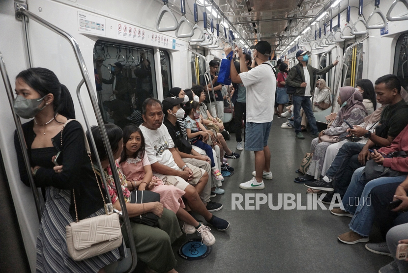 Penumpang menaiki MRT Jakarta (ilustrasi). MRT Jakarta akan menggelar panggung musik untuk menyambut Tahun Baru 2024.