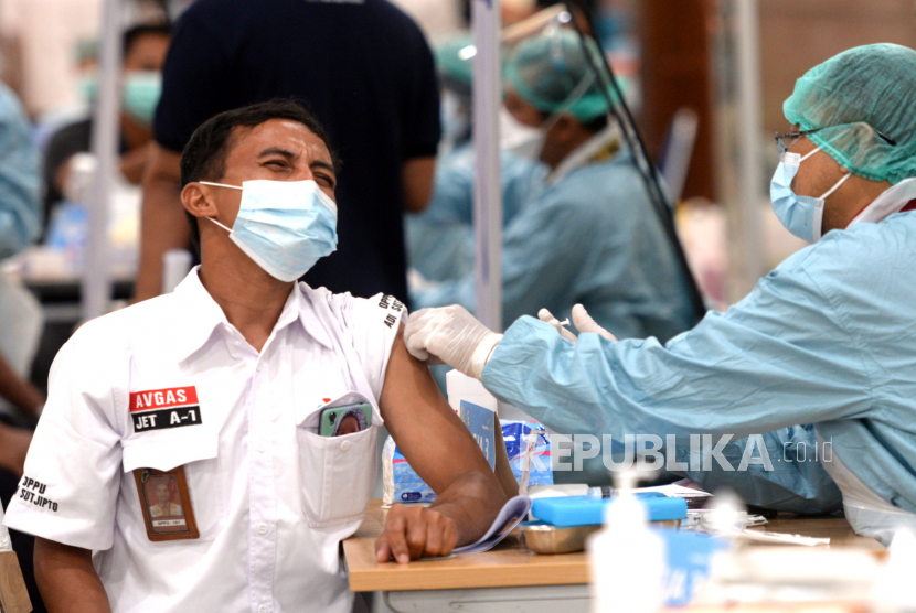 Petugas antre mengikuti vaksinasi Covid-19 massal di Bandara Internasional Adisucipto, Yogyakarta, Kamis (25/3). Sebanyak 854 petugas di lingkup Bandara Internasional Adisucipto disuntik vaksin Covid-19 tahap pertama.