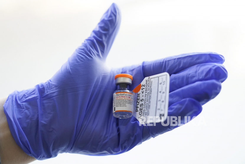  Botol berisi vaksin Pfizer-BioNTech COVID-19.