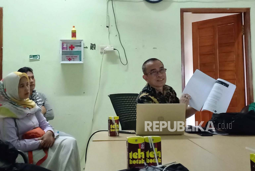 Kuasa hukum keluarga korban, Taufiq Rahman, menunjukkan hasil investigasi kasus bayi meninggal usai dilahirkan dan dirawat di salah satu klinik wilayah Kota Tasikmalaya, Senin (11/12/2023). 